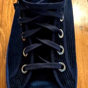 Men's size 11.5 US sizing novesta sneakers